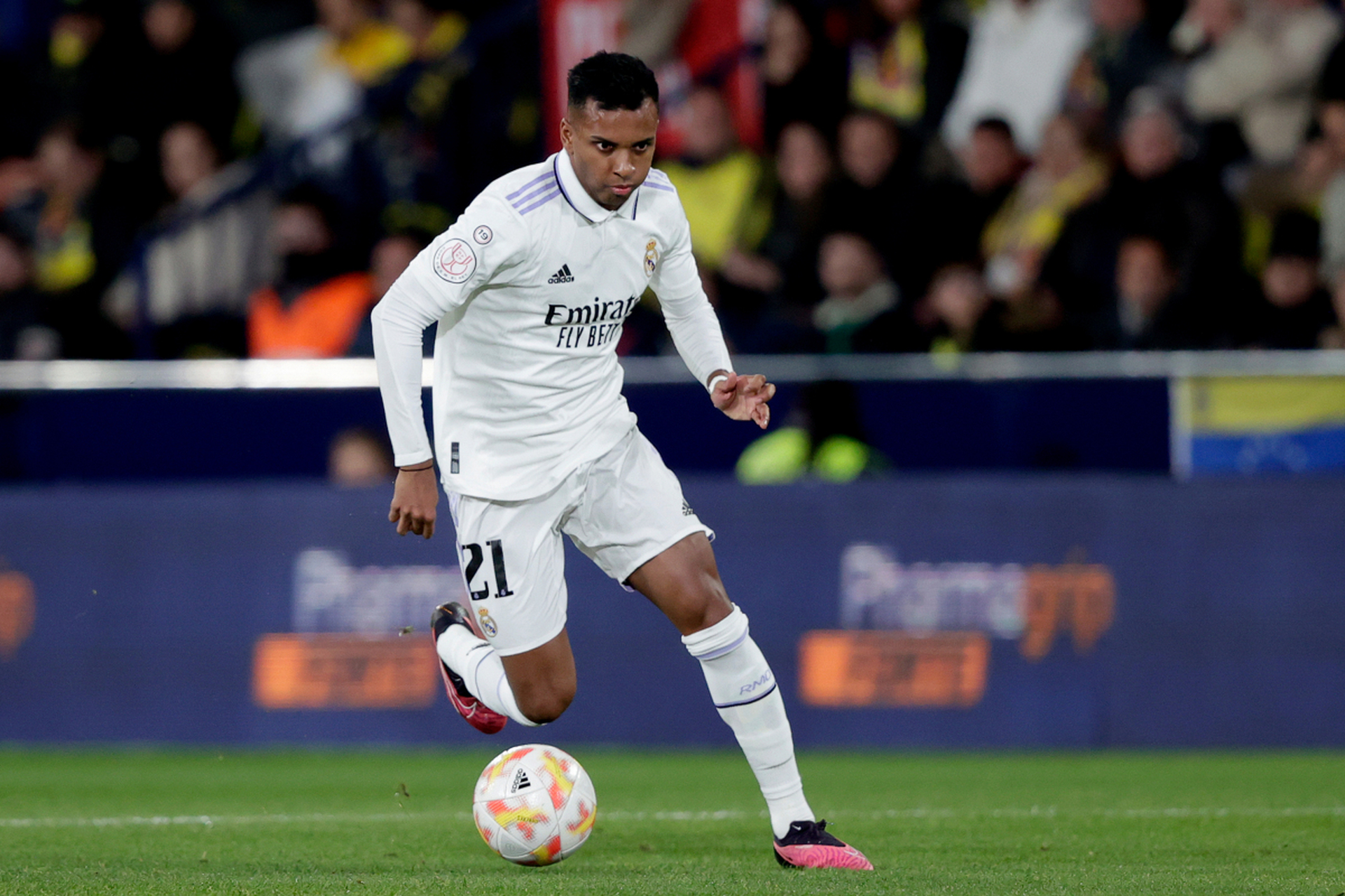 九游体育在线登录-关于巴塞罗那战平比利亚雷亚尔，暂居联赛领头羊的信息