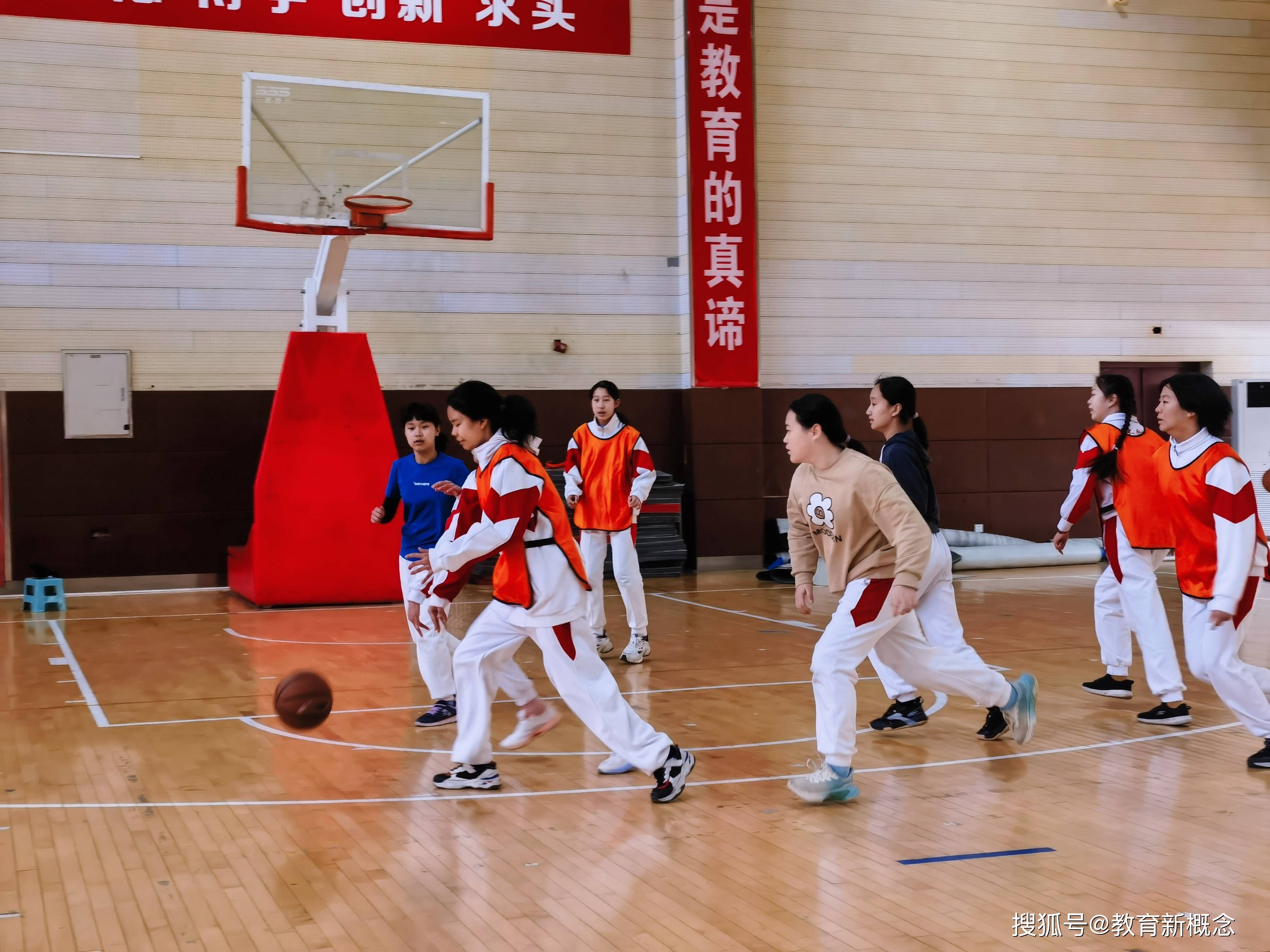 九游体育在线-友情岁月！篮球赛场球员关系大揭秘