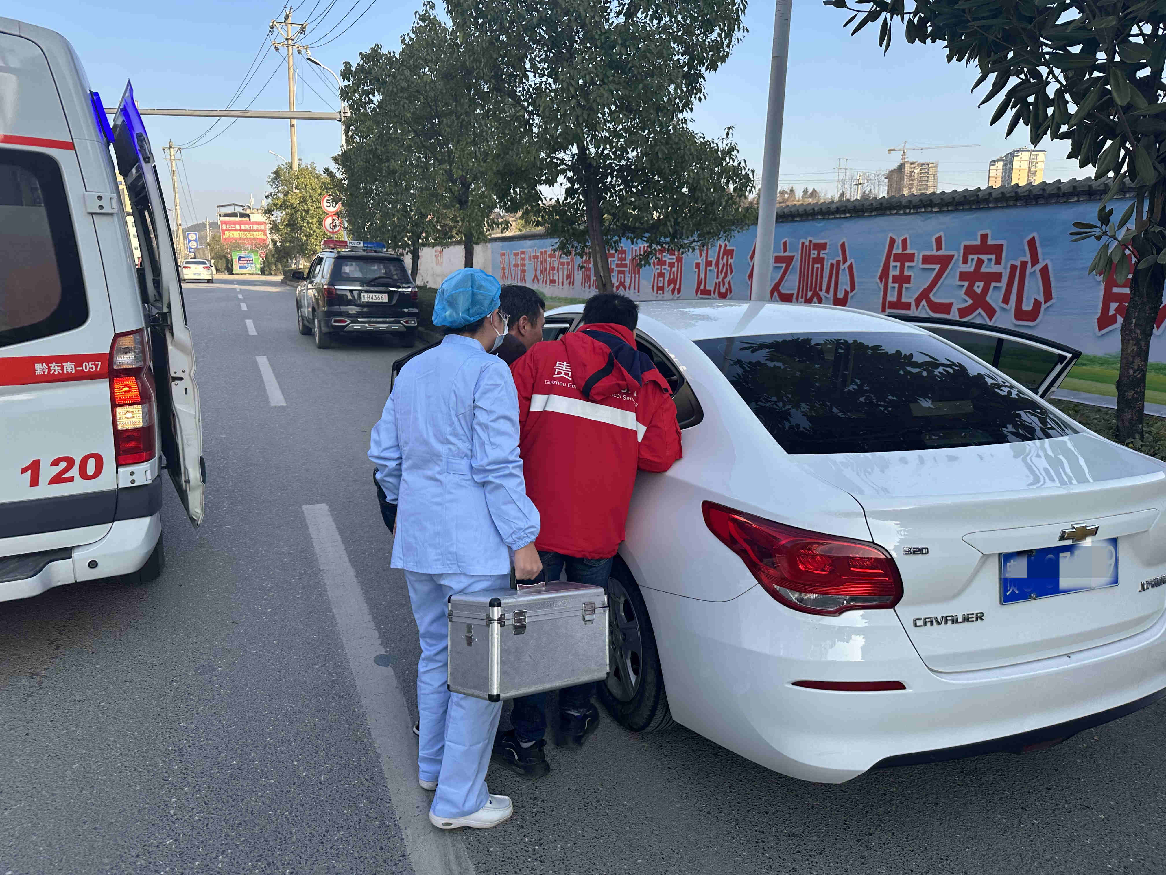 毕尔巴鄂队员比赛中意外受伤，医护人员紧急救助