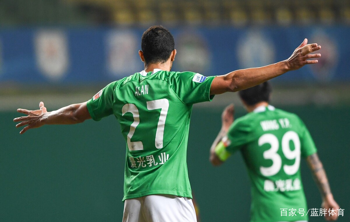 队长领军如虎添翼,带领球队一路胜利 队长领军如虎添翼,带领球队一路胜利