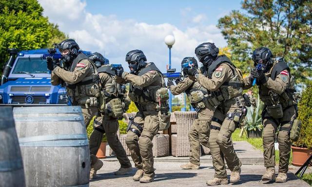 关于奥地利队员防线坚固，成功守住进攻的信息