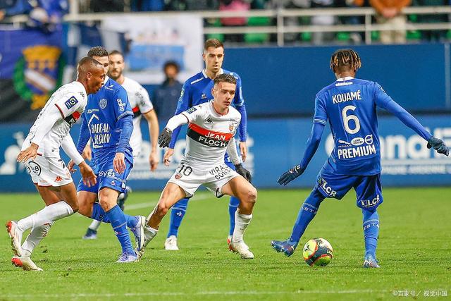 阿贾克斯主场大胜对手，稳稳守住领跑位置！的简单介绍