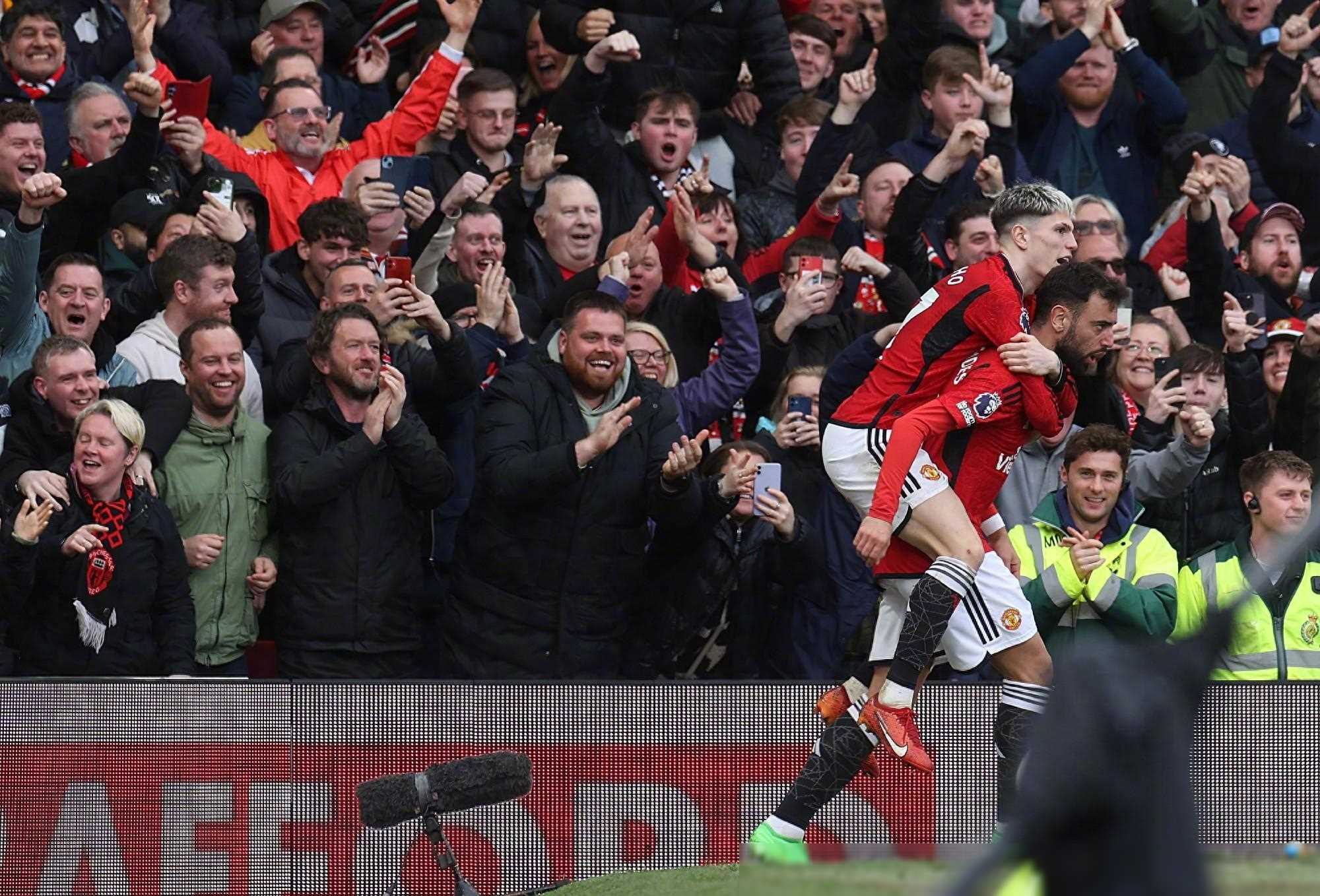 曼联展现强大实力，突击英超榜首