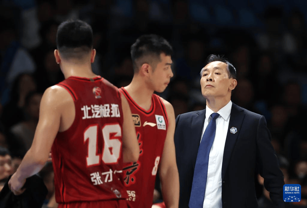 -北京首钢队在主场击败对手，保持领先优势的简单介绍