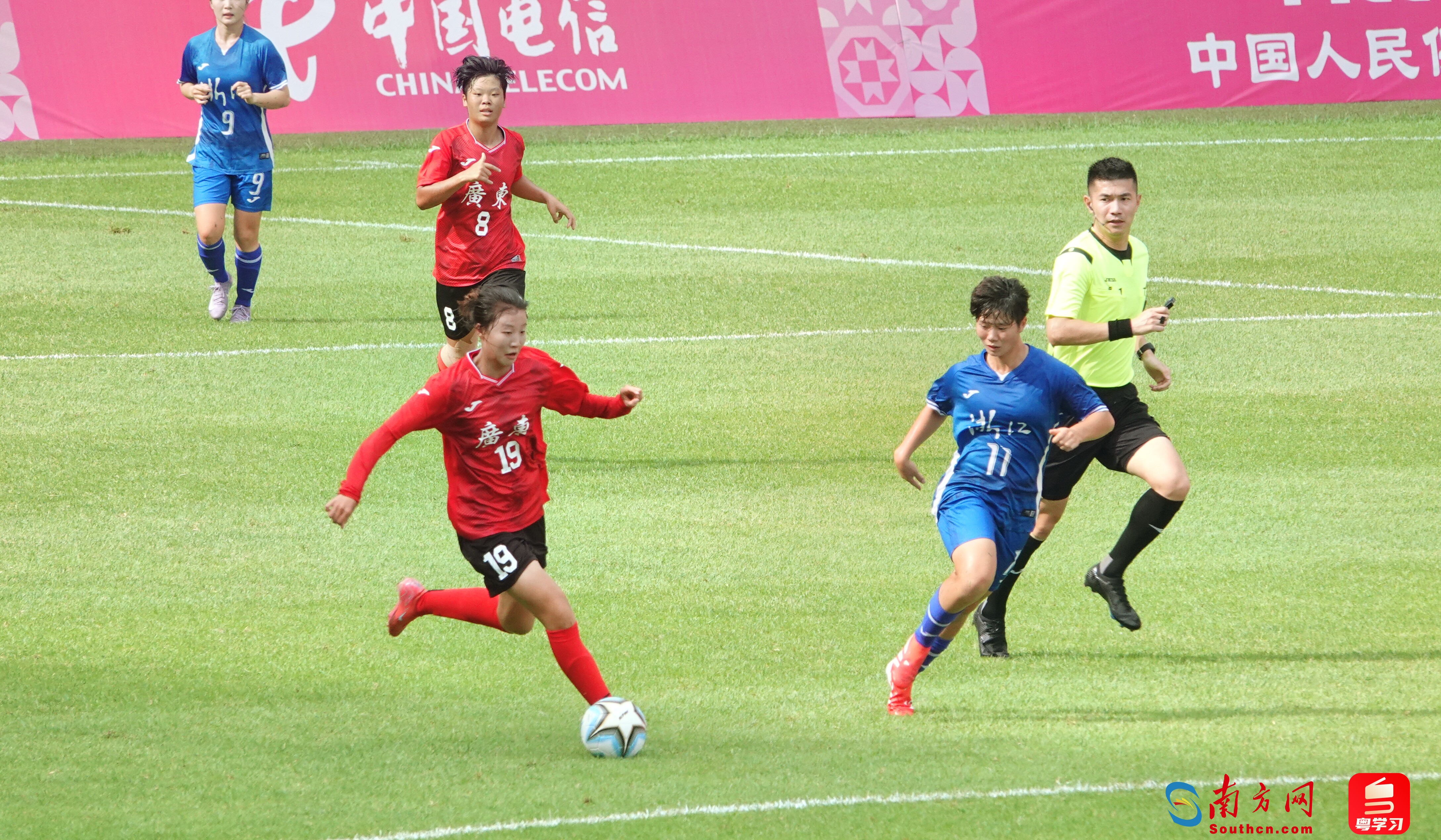 国家女足在比赛中展现超群的技艺和团结一致