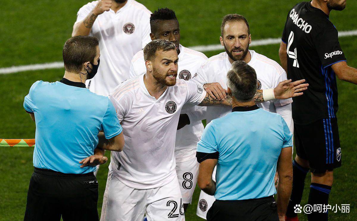 防线坚如磐石：足球比赛中的守卫之战