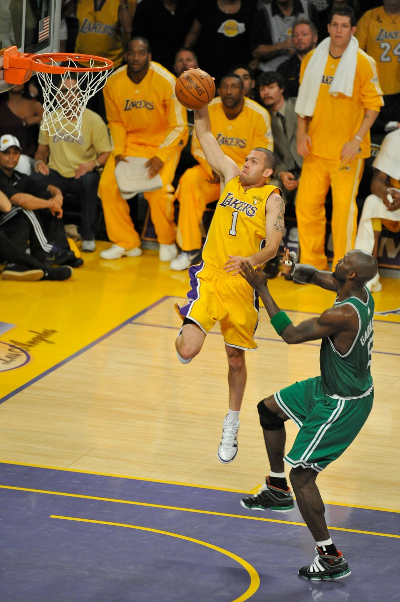 关于巨星之间的对决，精彩纷呈的一场比赛的信息